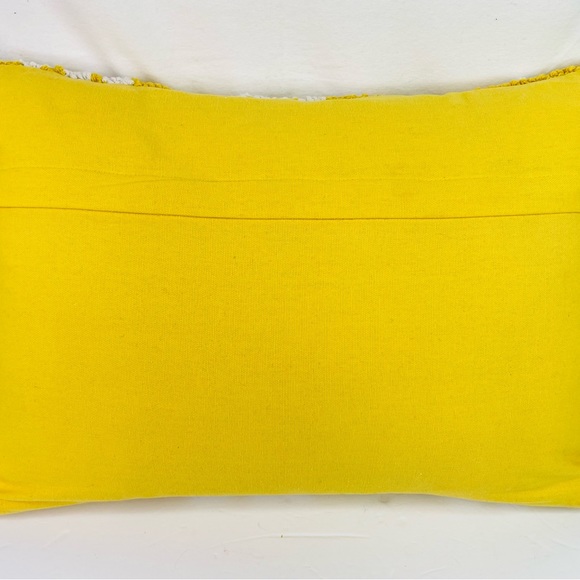 New MT JONES Bumble Bee Daisies Yellow White Accent Needle Point Pillow 19" x 13 - Picture 2 of 4